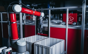 Element Logics robot arm gjør vareplukk fra AutoStore ved hjelp av EWCS